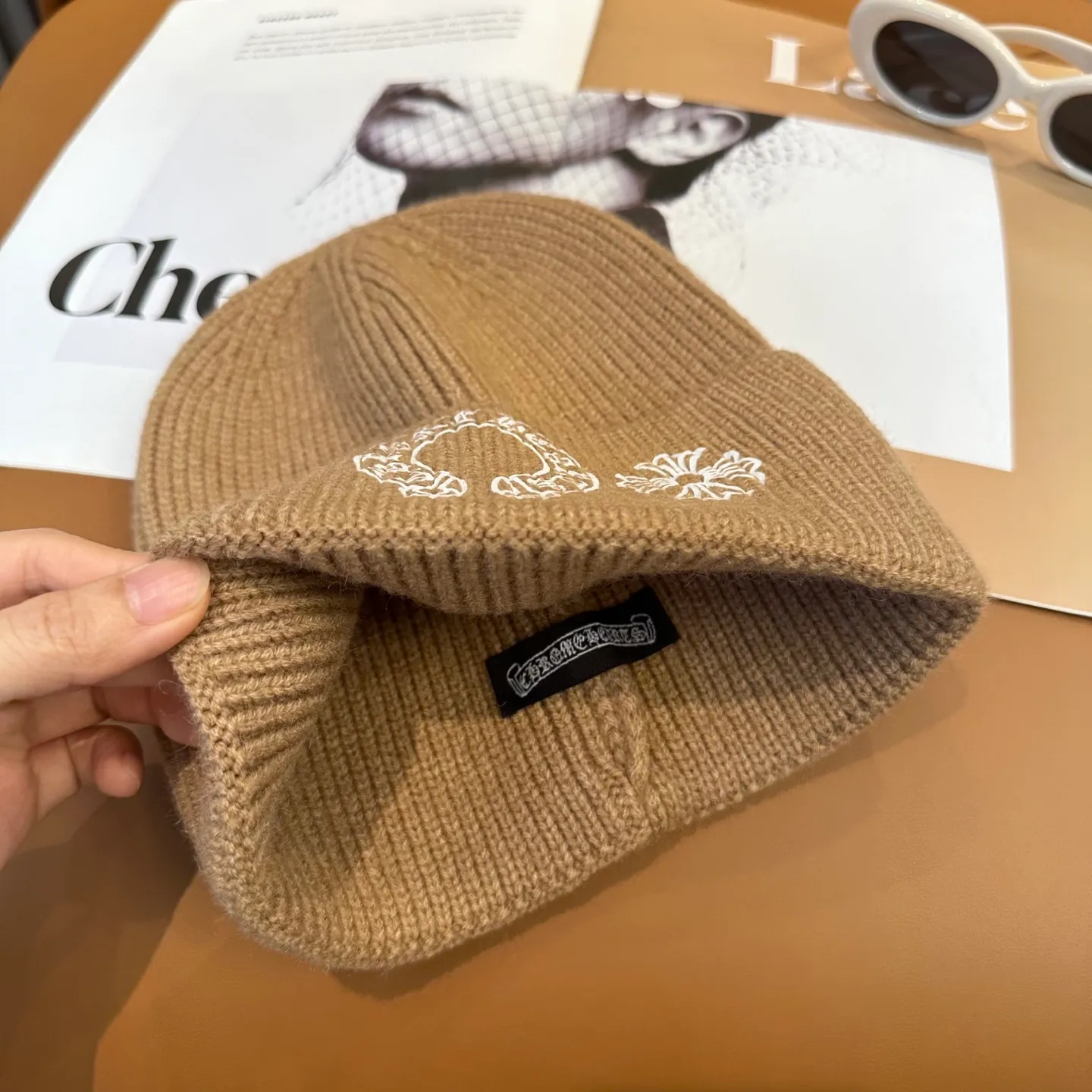 P70 🤍Chrome hearts new autumn and winter cross knitted hat🧶 One of the must-have hats in autumn and winter~ It really looks good on whoever wears it~, it is also a perfect match in black and white and gray in autumn~